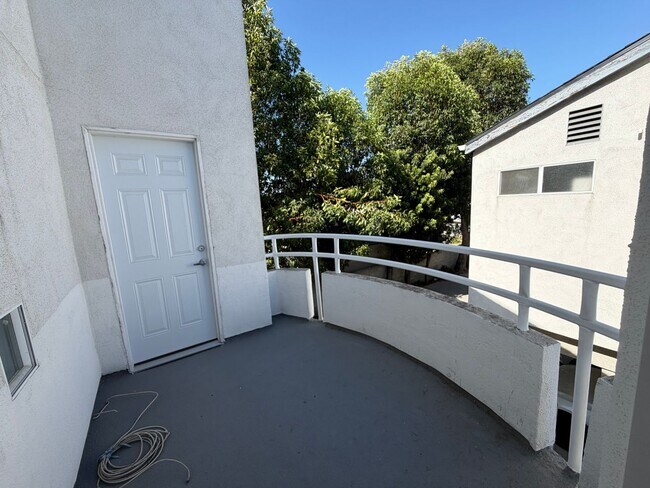 Building Photo - 607Ynez