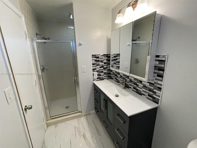 Building Photo - 2652 Riverside Dr