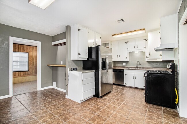 Building Photo - 12225 Dumas St