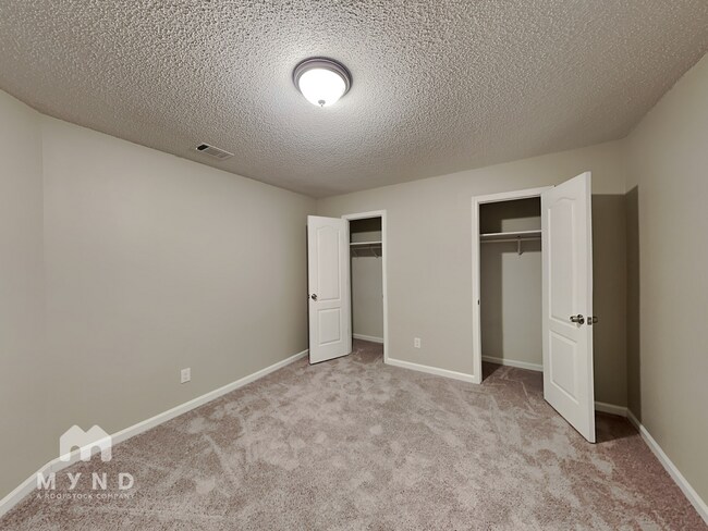 Building Photo - 424 Streamview Ln