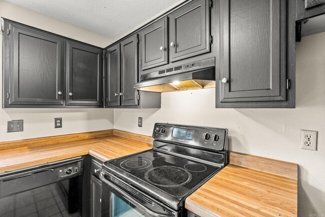 Building Photo - 200 Pine Forest Dr