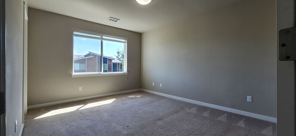 Building Photo - 16021 Manor Way