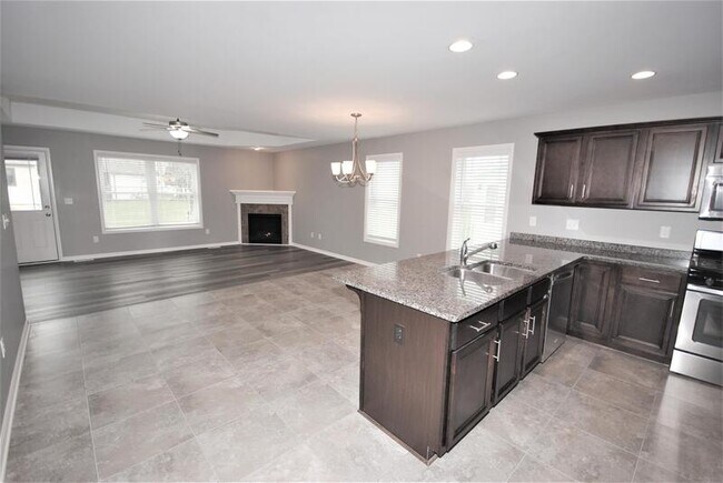 Building Photo - 4821 E Highland Pkwy