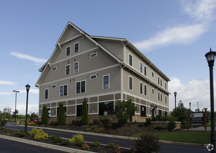 Building Photo - 2 Monticello Village Dr