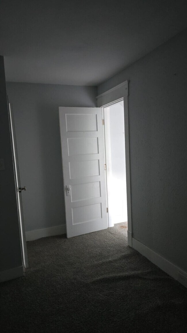 Building Photo - 669 S 35th St