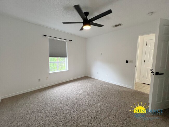 Building Photo - Charming 3-Bedroom + Office Home in Crestview, Prime Location Near I-10 & FL-85!