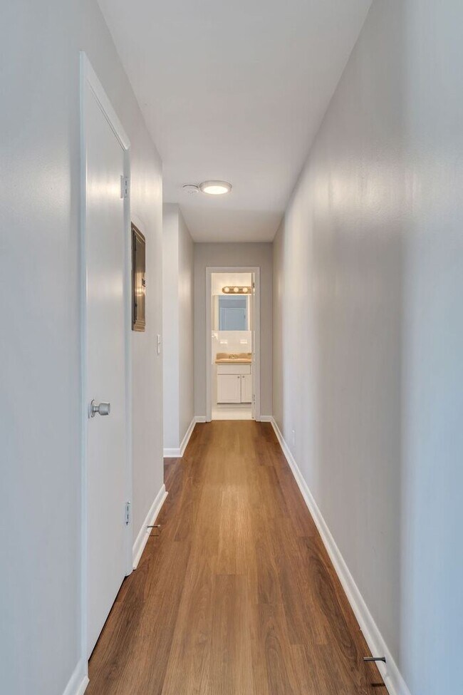 Building Photo - 2 Bedroom Unit was recently renovated.  Live walking distance from the downtown square or steps f...