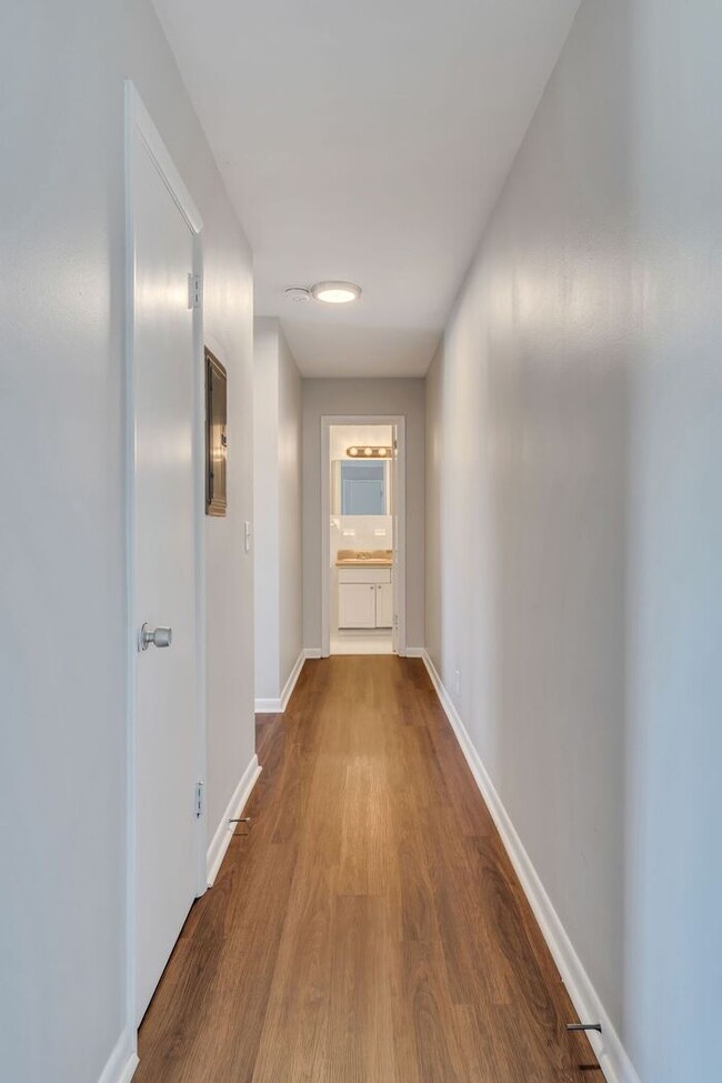 Building Photo - Remodeled 1 Bedroom Apartment!!! Walk to t...