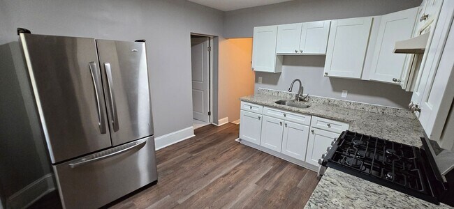 Building Photo - Huge 3-level 6 Bedroom - 2,500 sq/ft!