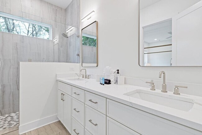 Building Photo - 68 Sarah St