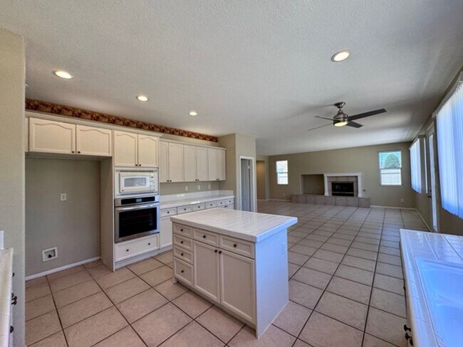 Building Photo - Murrieta Home with 6 Bedrooms plus a Bonus...
