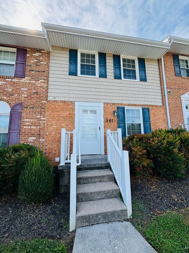 Building Photo - 2 Bedroom, 1.5 Bath Townhouse