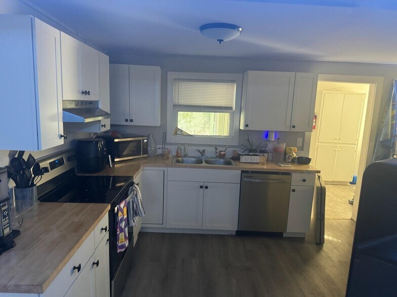 kitchen - 700 E 1st St