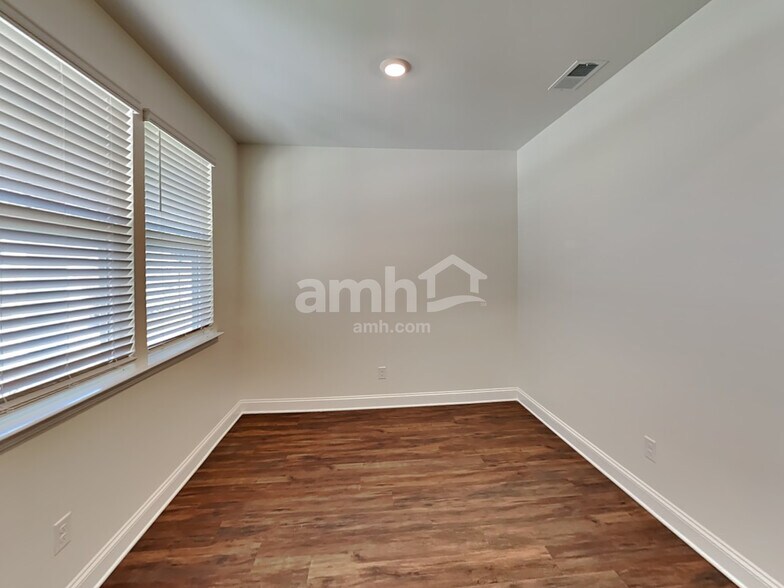 Building Photo - 550 Rivermist Dr