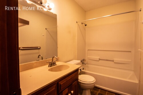 Building Photo - 3-bed 2-full-bath Duplex w/Double Garage  ...