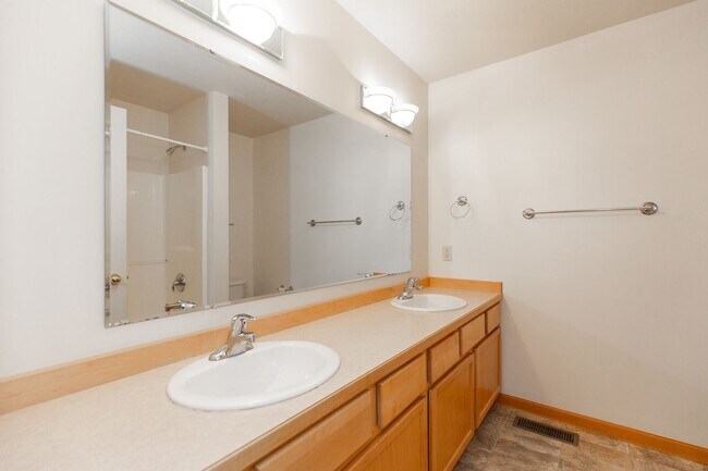 Building Photo - Centrally located Home with an Attached Garage