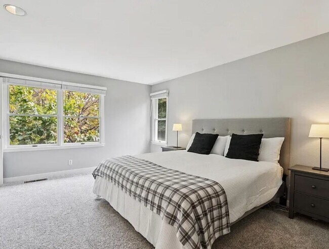 Building Photo - 641 Centre Ct