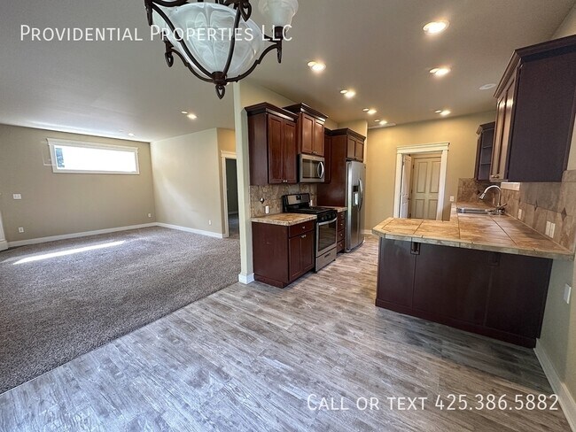 Building Photo - 9720-9186 186 St E