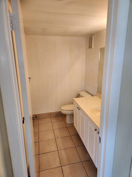 Building Photo - 731 N Pine Island Rd