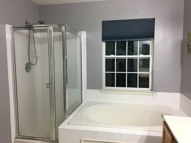 Building Photo - SPACIOUS TOWNHOUSE IN GERMANTOWN