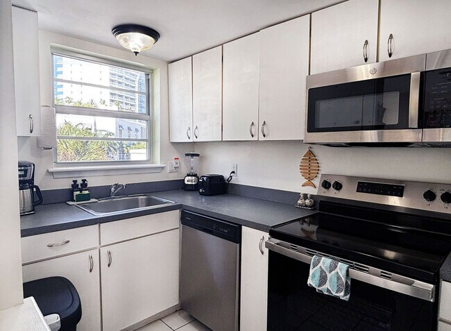 Building Photo - 2908 Bayshore Dr