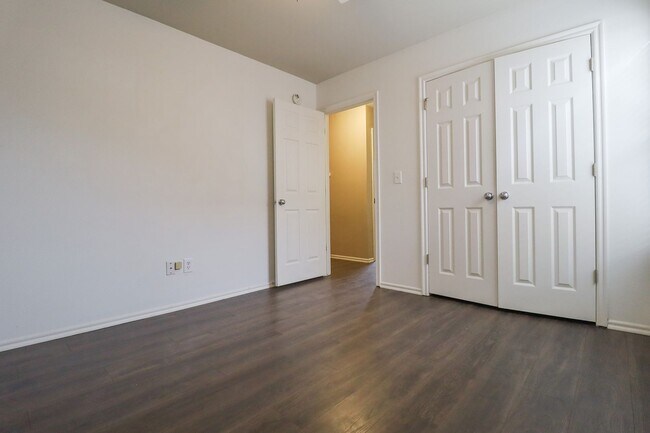 Building Photo - 3 Bed 2 Bath