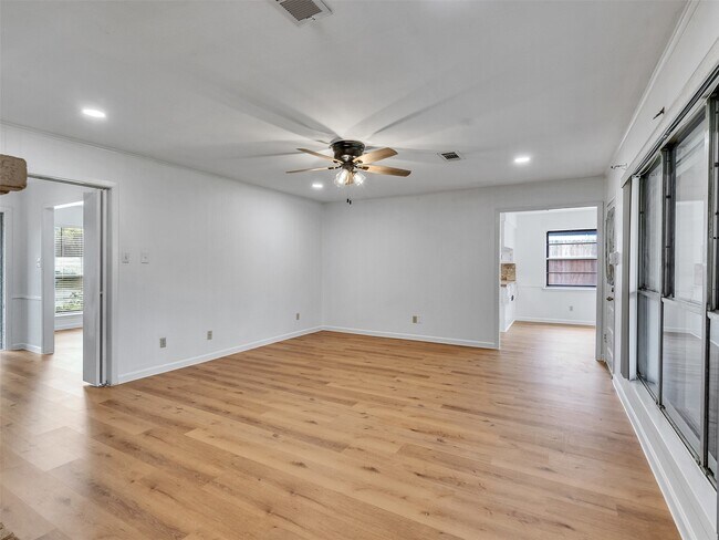 Building Photo - 418 Oakhill Dr