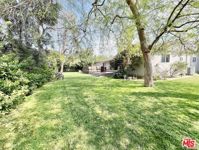 Building Photo - 22839 Oxnard St