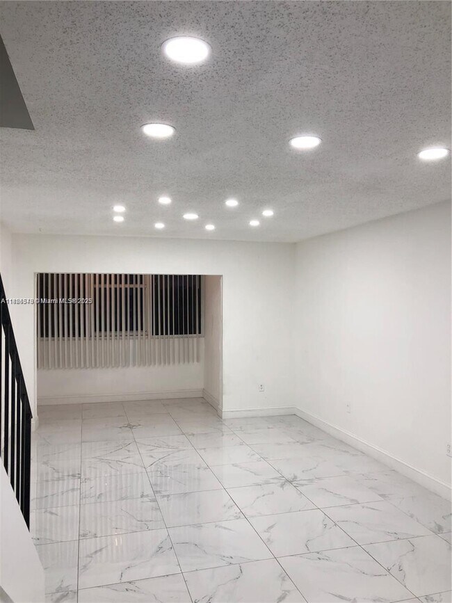 Building Photo - 1555 W 44th Pl