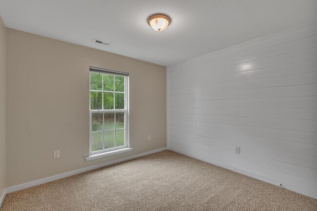 Building Photo - Charming 3-Bedroom Home on Large Acreage L...