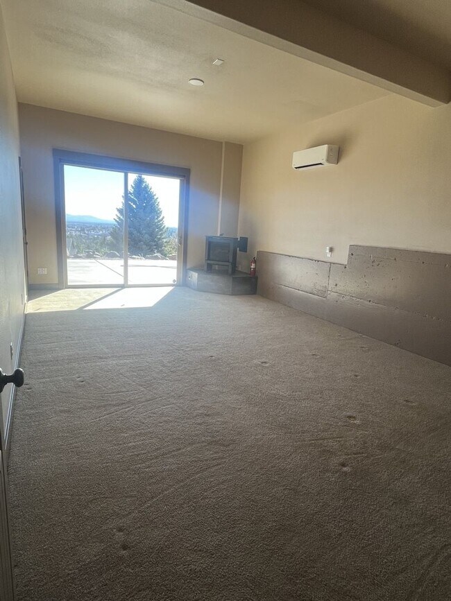 Building Photo - Rare Find | Aubrey Butte | Bend