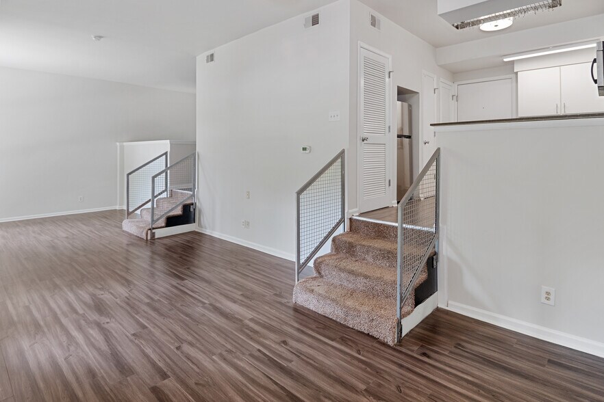 Building Photo - 2745 Grinstead Dr