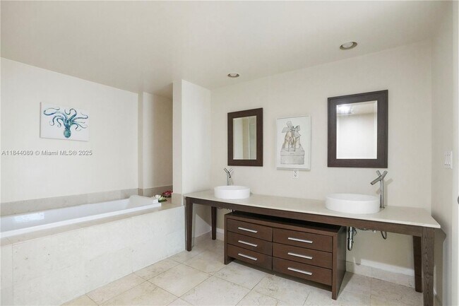 Building Photo - 475 Brickell Ave