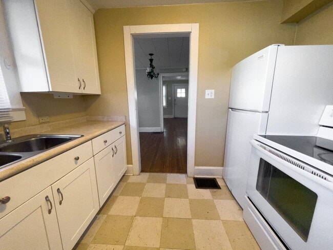 Building Photo - PRELEASING for AUGUST! Close to Campus