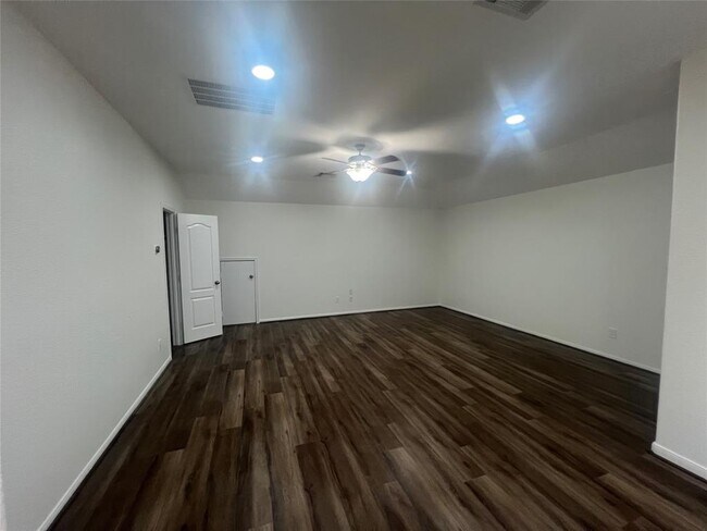 Building Photo - 6030 Clymer Mdw