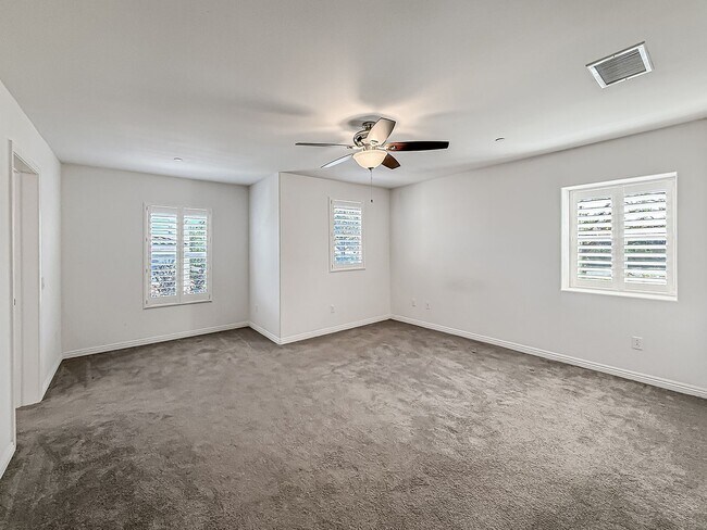 Building Photo - 3 bed, 2 1/2 bath townhome in sought-after Oak Terrace community