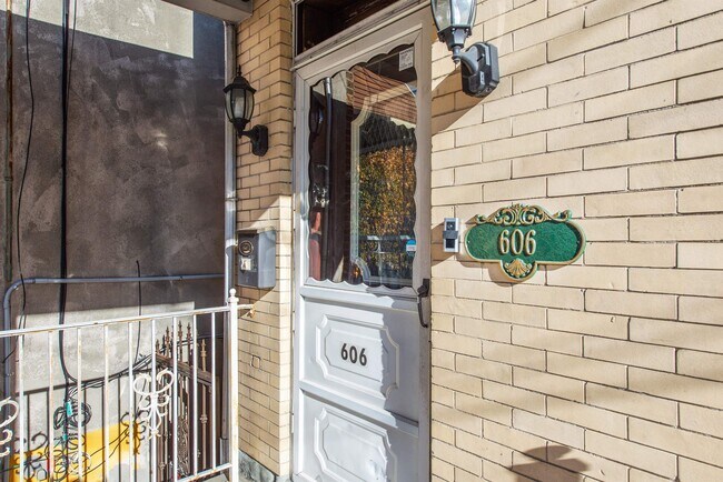 Building Photo - 606 59th St