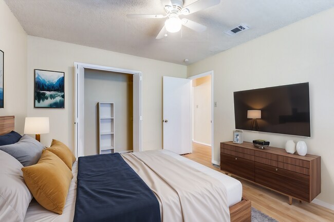 Building Photo - Dynamite Duplex in Arlington