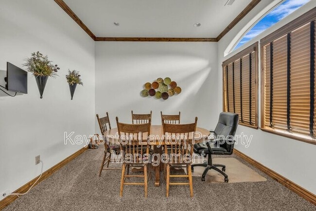 Building Photo - 905 S Main St