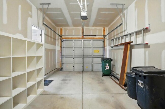 Building Photo - 7420 Abigail Glen Dr