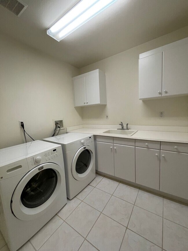 Building Photo - 9707 Deer Trail Dr