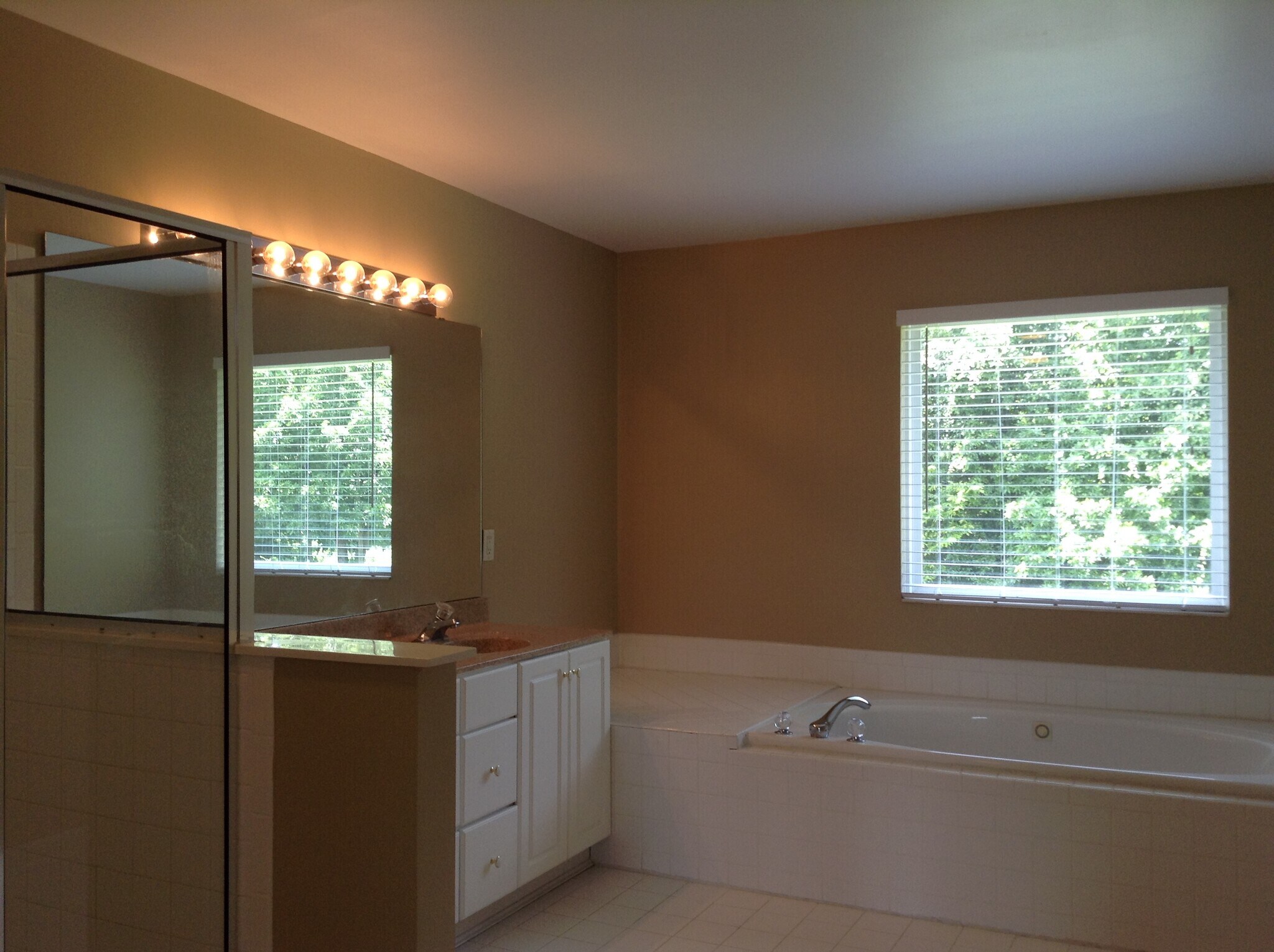 Building Photo - 10190 Meadowknoll Dr