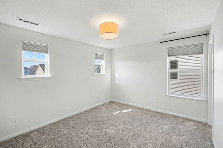 Building Photo - 5465 Annapolis Ln N