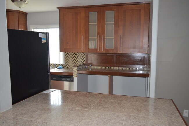 Building Photo - 101 Summer Pl