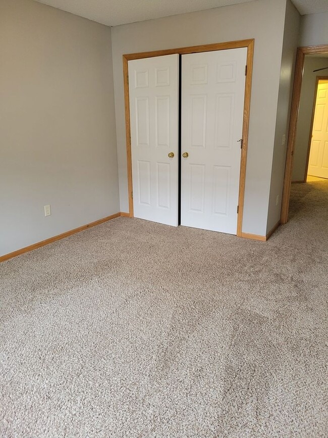 Building Photo - Middle Unit Townhouse