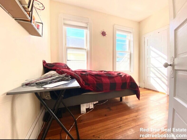 Building Photo - 756 Saratoga St