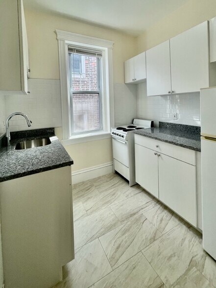 Building Photo - 27 Park Dr