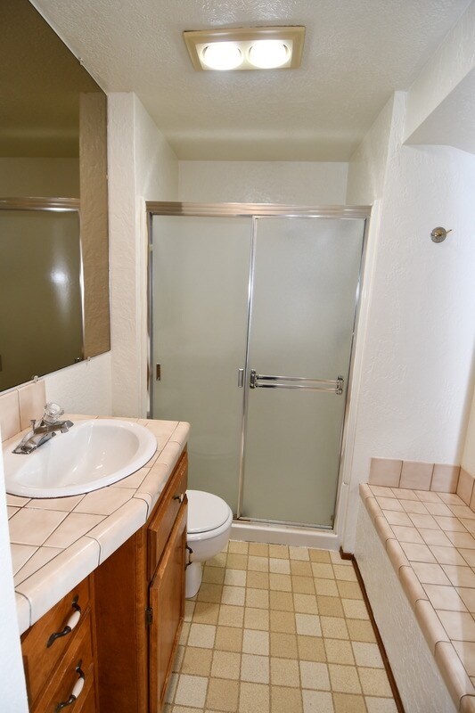 Building Photo - 805 NE Ash Ct