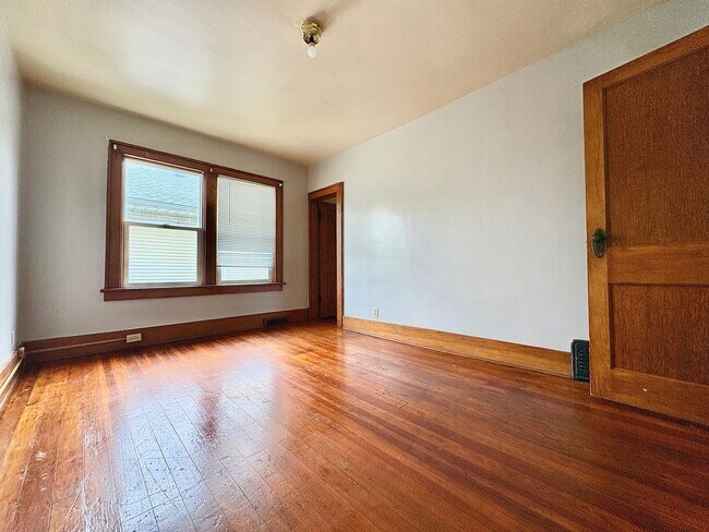 Building Photo - 215 S Pine St