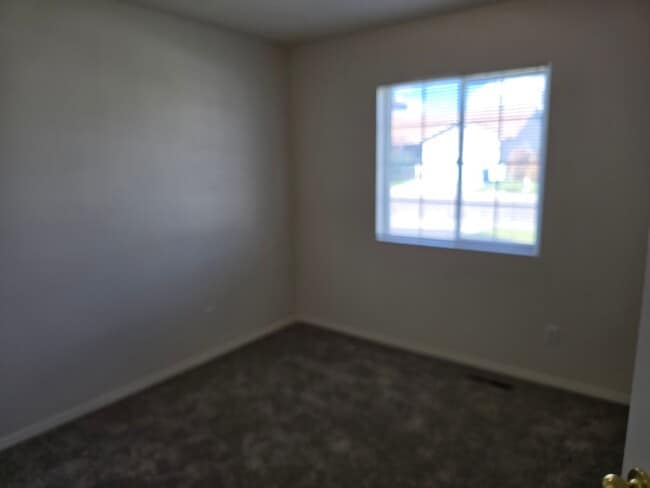 Building Photo - Spacious 4 bedroom home